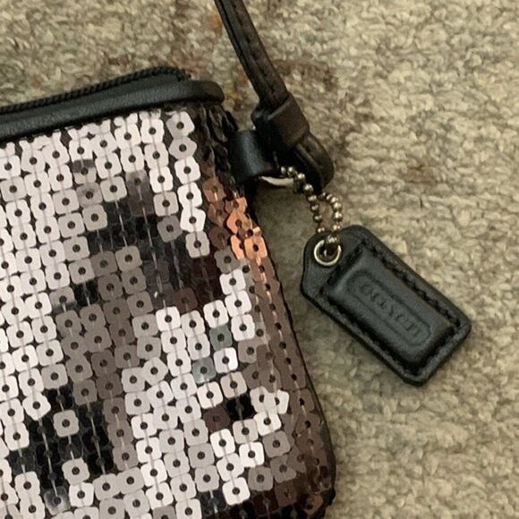 Coach Sequin Wristlet Clutch Pouch Leather Trim Zip Up Wallet Silver W/ Hang Tag - Picture 6 of 10